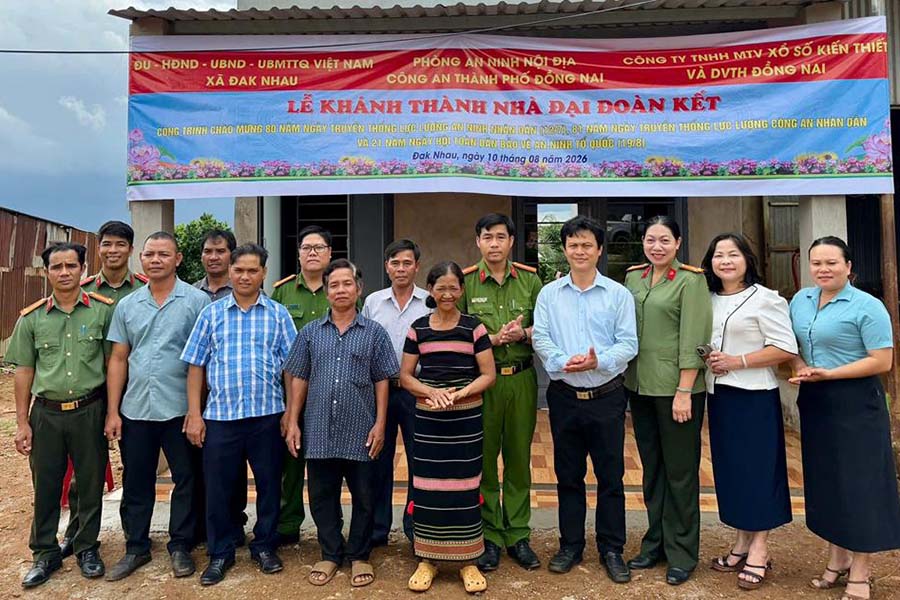 Le département de la sécurité intérieure, la police de la ville de Đồng Nai, en coordination avec le gouvernement de la commune de Đak Nhau, a organisé la cérémonie de remise de la "Maison de grande union". Photo: Portail d'information électronique de la police de la ville de Đồng Nai