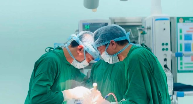 Bác sĩ phẫu thuật cắt xương hàm dưới cho người bệnh, mổ khối u lớn