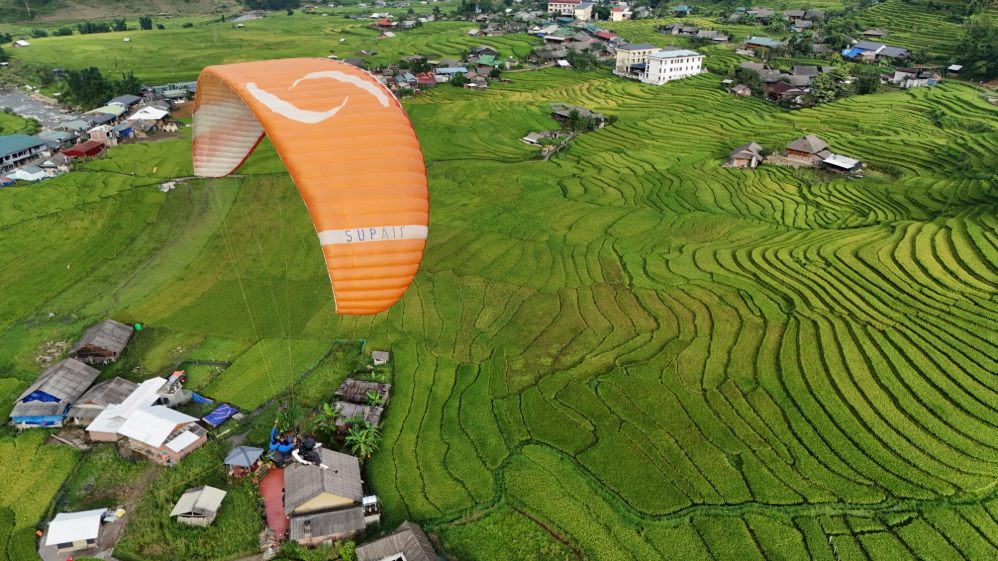 Du khách trải nghiệm bay dù lượn khám phá mùa vàng Mường Hoa. Ảnh: