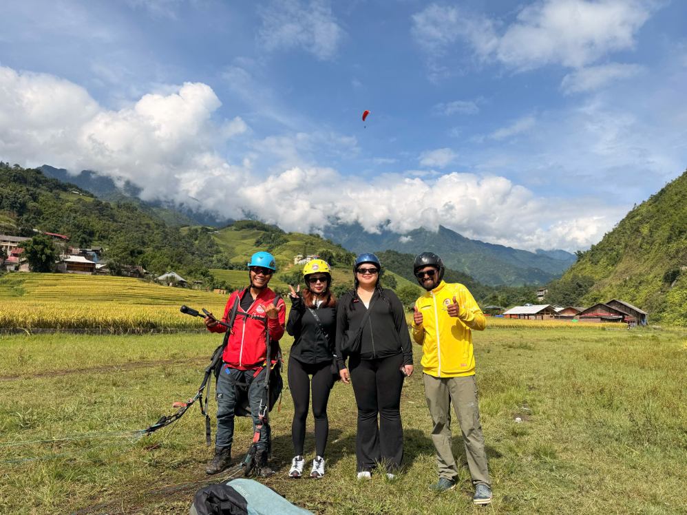 Tourists land in the Lao Chai bridge area. Photo: Sapa Paragliding