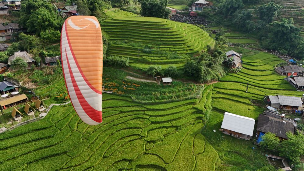 Du khách được lưu lại những khoảnh khắc trên bầu trời Mường Hoa. Ảnh: