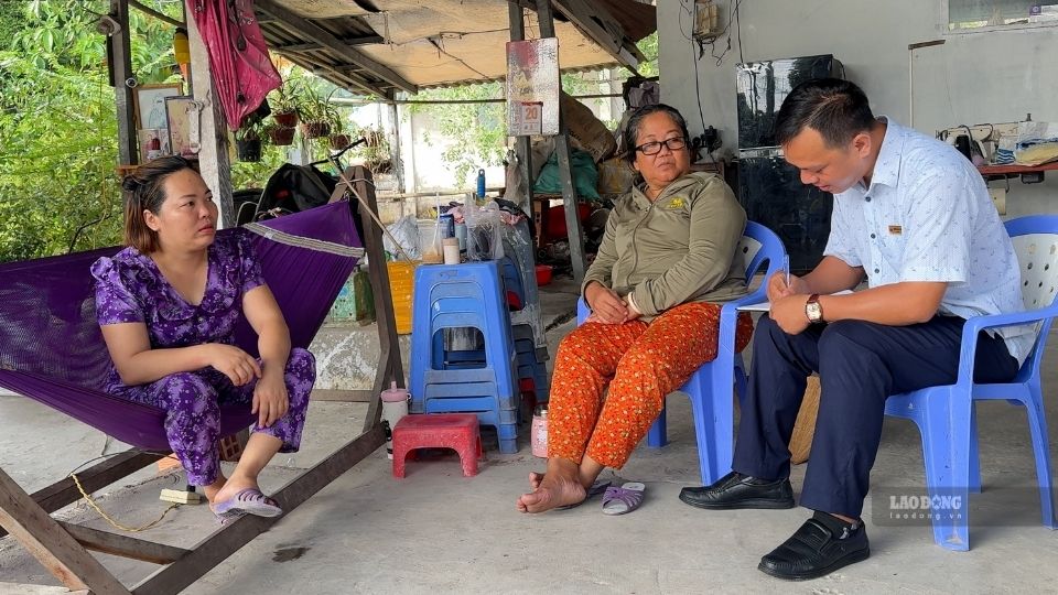 Người dân khu vực cầu Bùng Binh phản ánh tình trạng nước rạch đổi màu kéo dài, ảnh hưởng sinh hoạt và sản xuất. Ảnh: Hoàng Lộc