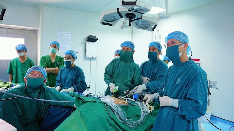 Doctors simultaneously treat colorectal cancer and uterine disease. Photo: Quang Tri Provincial General Hospital