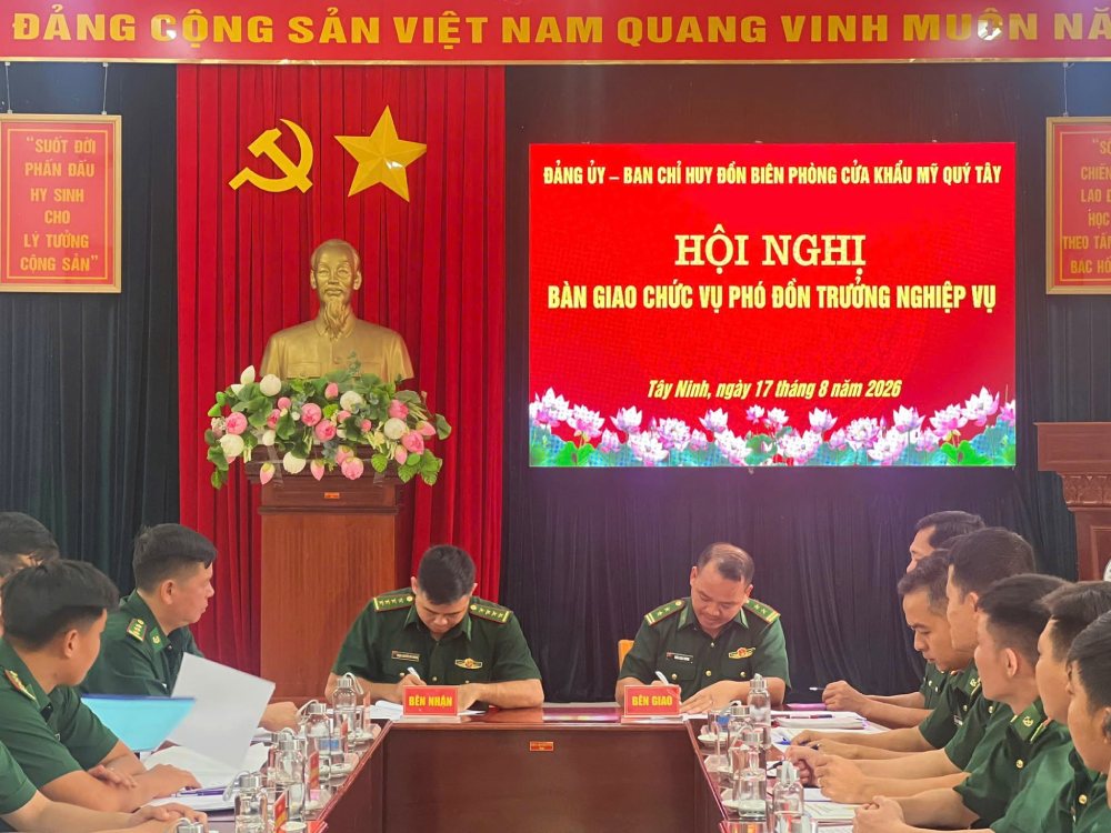 Hội nghị bàn giao chức vụ Phó Đồn trưởng Nghiệp vụ Đồn Biên phòng Cửa khẩu Mỹ Quý Tây. Ảnh: Bộ đội Biên phòng Tây Ninh  