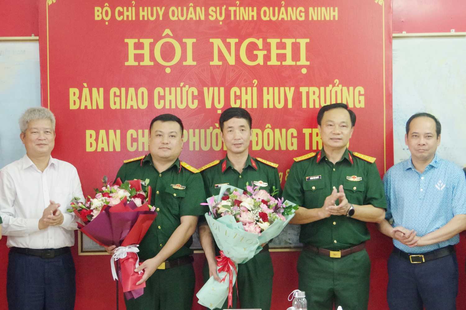 Leaders of Quang Ninh Provincial Military Command and Quang Tan commune present flowers to congratulate 2 military officers. Photo: quangninh. gov. vn