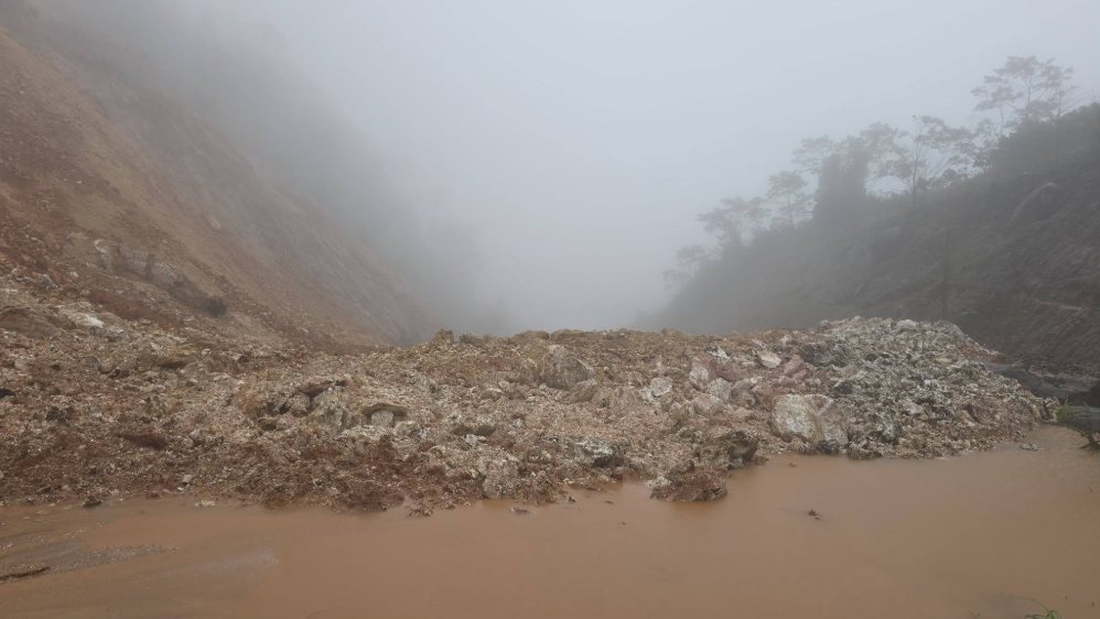 Landslides blocked Highway 40B, the section through Mang Roi Pass. Photo: Trung Manh