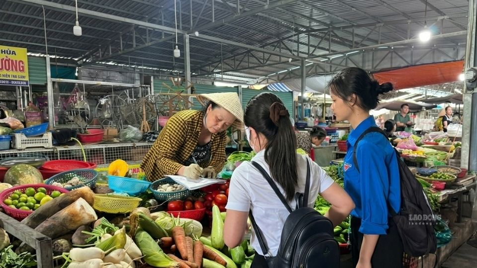 Tiểu thương tại chợ truyền thống Vĩnh Long từng bước tiếp cận các phương thức thanh toán hiện đại, đáp ứng thay đổi trong thói quen tiêu dùng. Ảnh: Hoàng Lộc