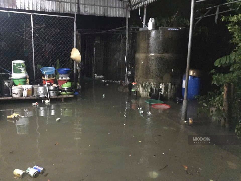 Nước tràn vào nhà dân tại xã Diễn Châu. Ảnh: Duy Chương