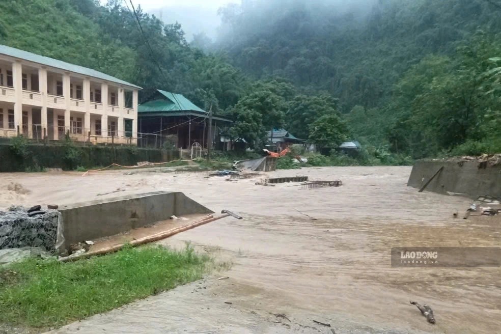 Nước lũ dâng cao khiến tuyến đường vào 8 bản vùng trong Tam Hợp, xã Tam Thái tạm thời bị chia cắt. Ảnh: Duy Chương 