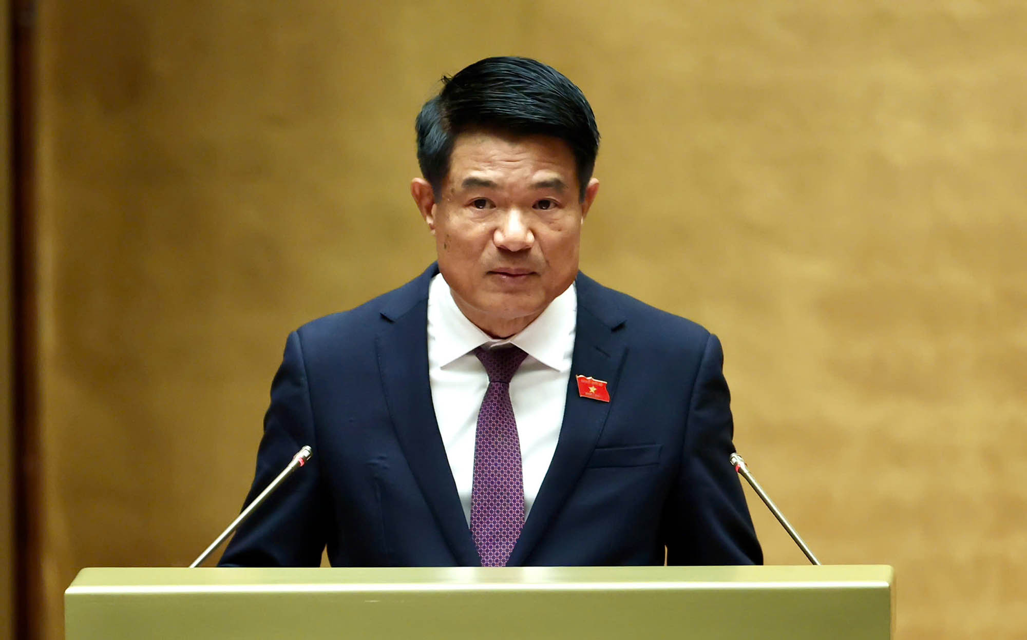 党中央委員、最高人民検察院院長のグエン・フイ・ティエン氏は、刑事訴訟法(改正案)は、寛大な処置を受けるために被疑者、被告が自発的に罪を認める場合を追加すると述べました。写真:Quochoi.vn