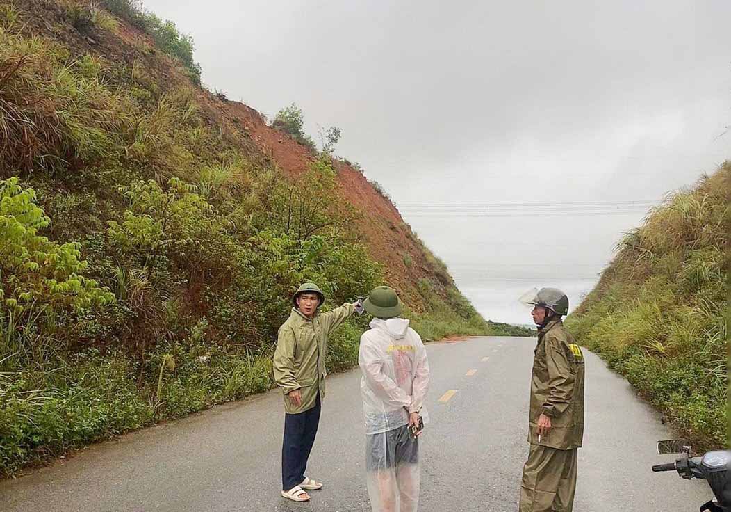 Vị trí nguy cơ sạt lở trên tuyến đường Đồng - Trung xã Kỳ Anh. Ảnh: Công an xã Kỳ Anh