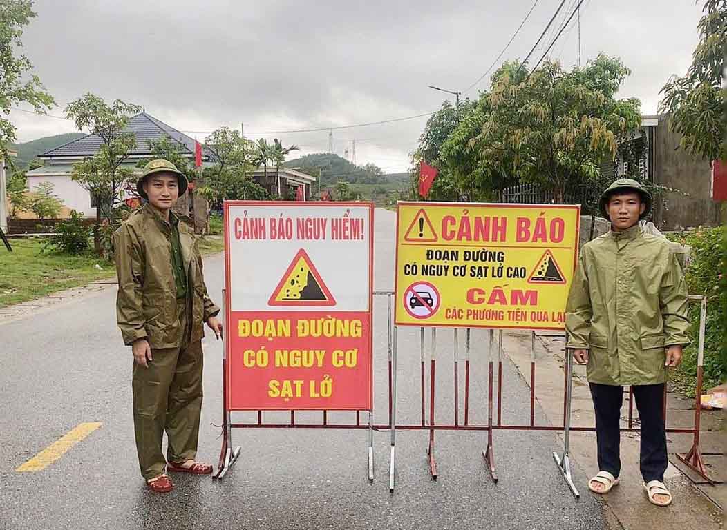 Đặt biển cảnh báo. Ảnh: Công an xã Kỳ Anh
