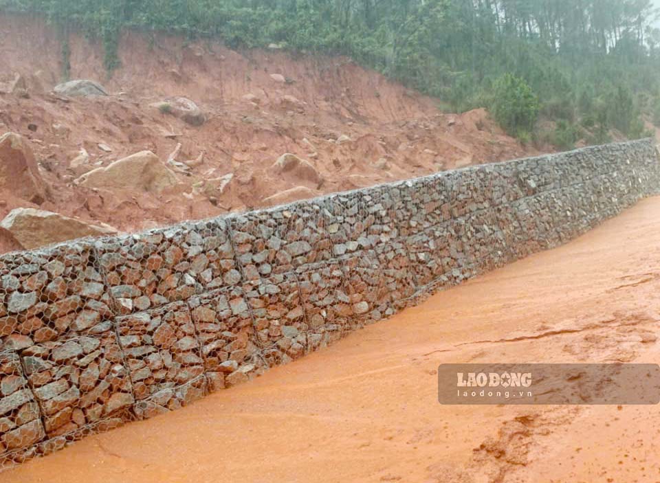 Heavy rain and soft mud flowing from the mountains down to the coastal road of Ha Tinh affect the traffic of vehicles. Photo: Hoang Anh