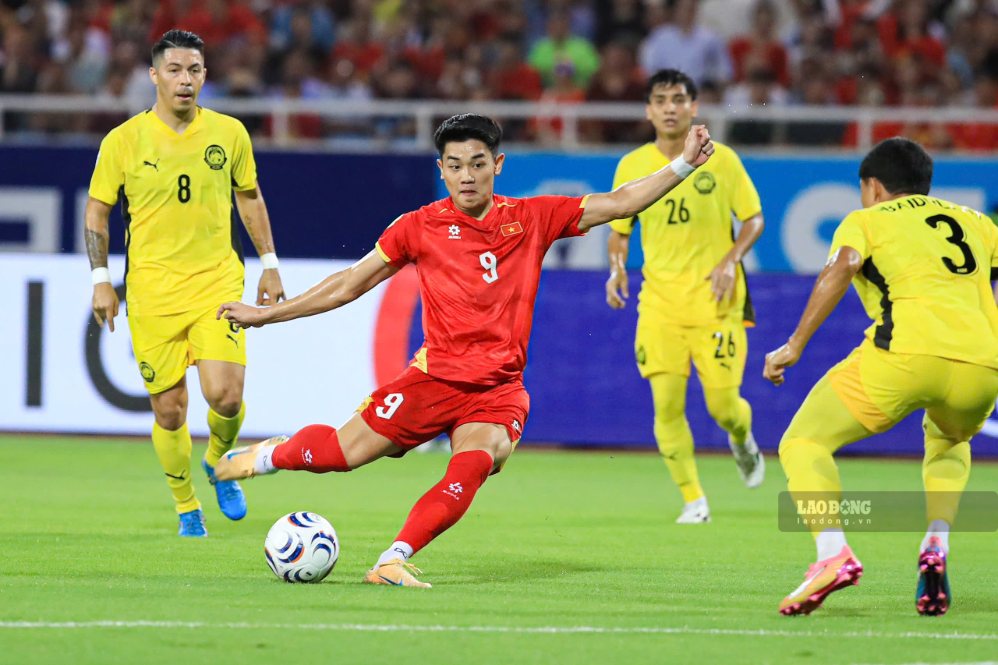Striker Nguyen Dinh Bac operated effectively in the semi-final match against Malaysia. Photo: Minh Dan