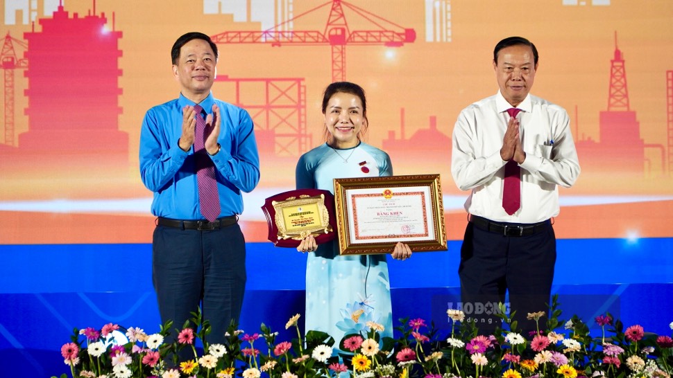 Workers and employees receive the 26th Ton Duc Thang Award. Photo: Mai Anh.