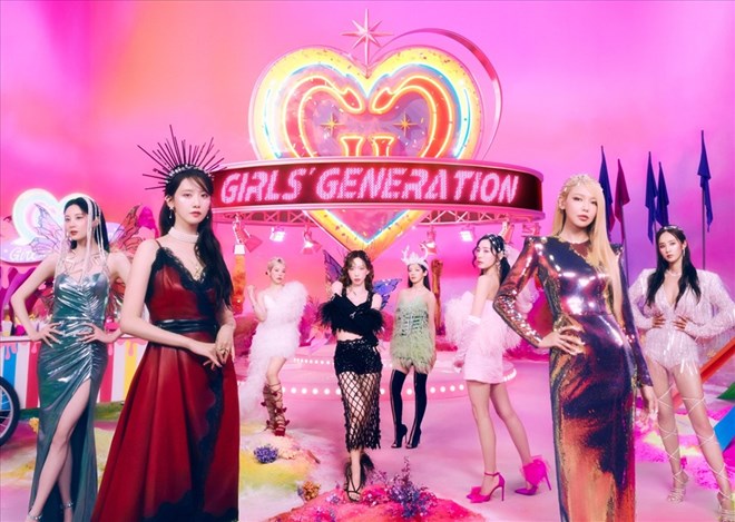 SNSD hoạt động với đội hình đầy đủ khi phát hành album “Forever 1” nhân kỷ niệm 15 năm ra mắt vào năm 2022. Ảnh: Lotte
