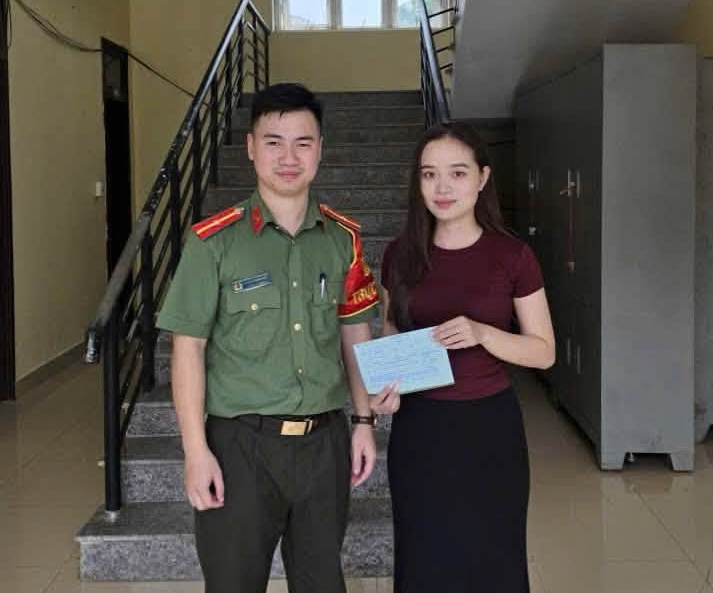 People return nearly 20 million VND due to mistaken transfer. Photo: Phong Nha Commune Police