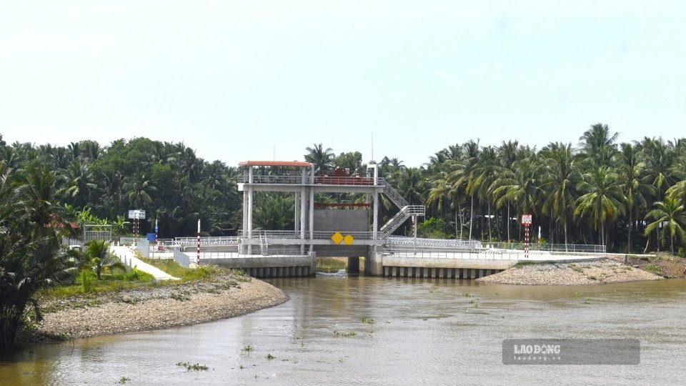 Các cống thủy lợi đóng vai trò kiểm soát dòng chảy, hạn chế nước mặn xâm nhập vào vùng sản xuất. Ảnh: Hoàng Lộc