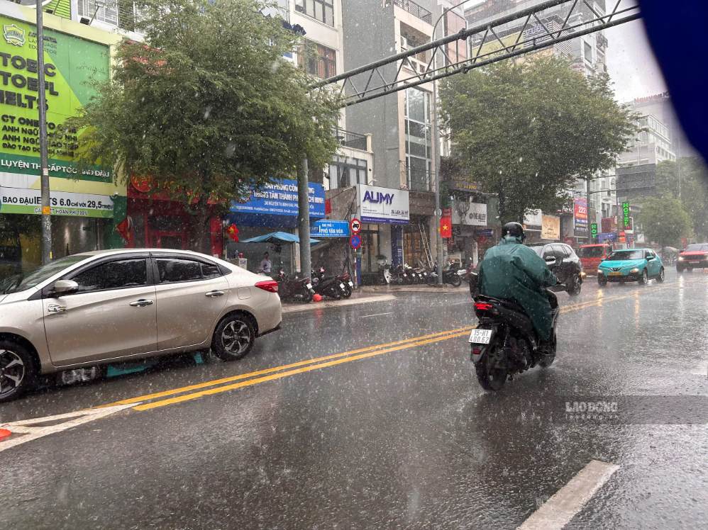 Mây dông có khả năng mở rộng vào khu vực trung tâm TPHCM trong 0-2 giờ tới. Ảnh: Hạ Mây
