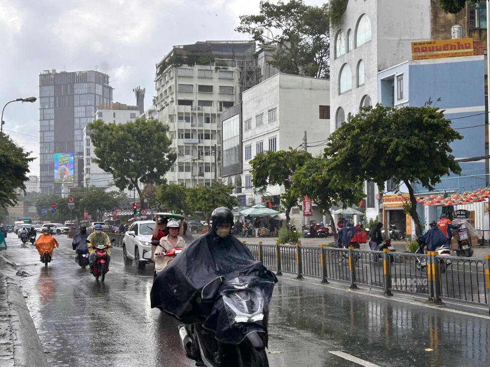 Strong thunderstorms develop, accompanied by the risk of heavy rain and gusts of wind in many areas of Ho Chi Minh City. Photo: Ha May
