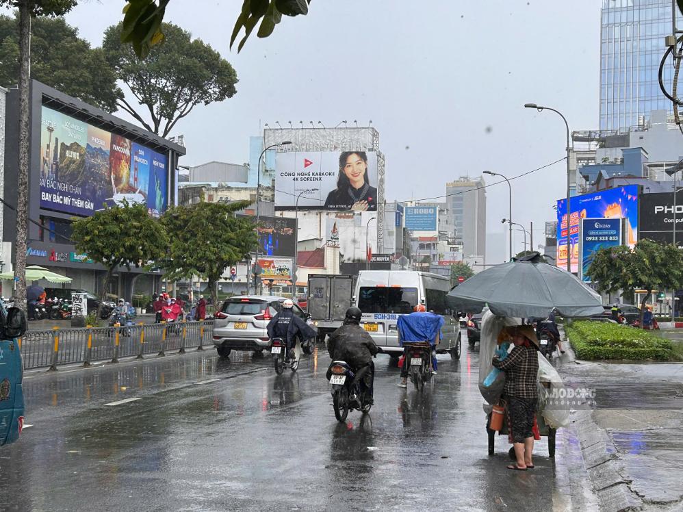 Mưa dông xuất hiện tại nhiều khu vực TPHCM vào trưa 20.8. Ảnh: Hạ Mây