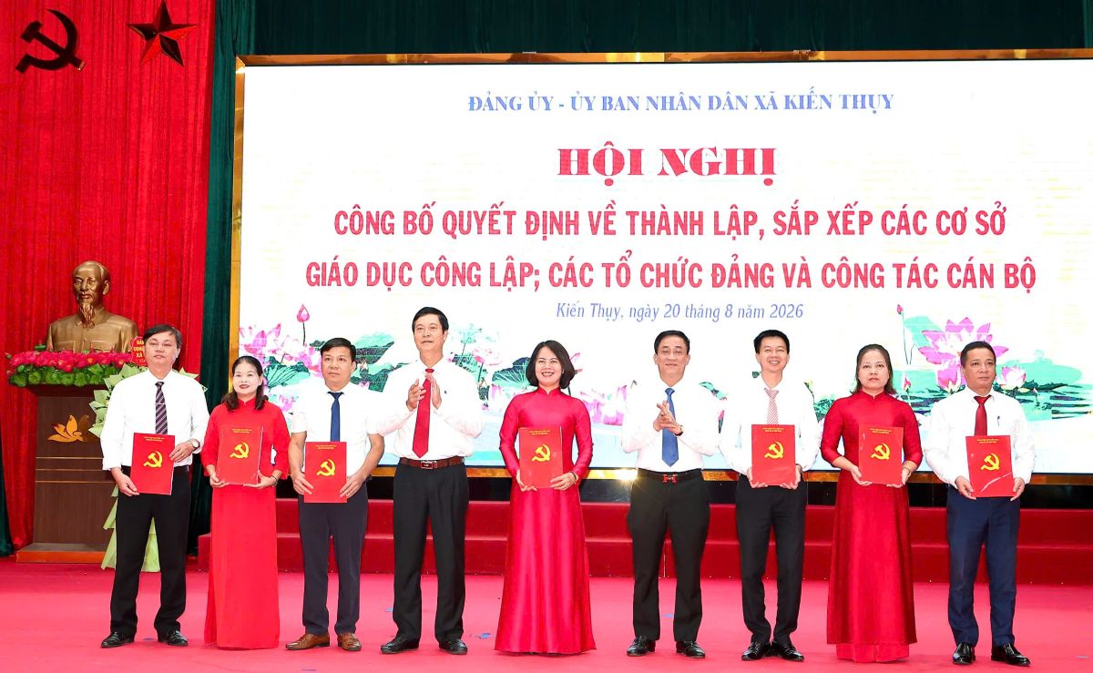 Leaders of Kien Thuy commune present Decisions on appointing officials of educational institutions. Photo: Hai Phong e-Portal