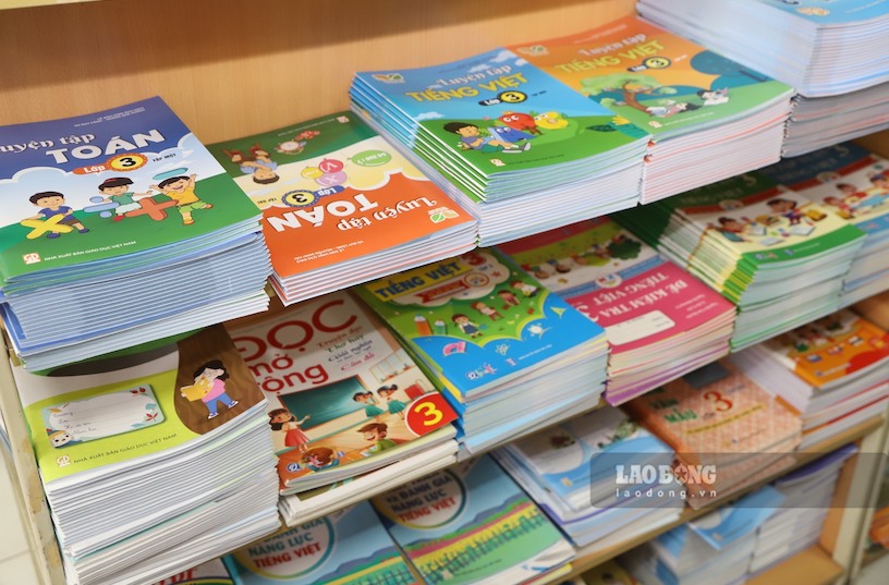 Actuellement, plus de 220 millions d'exemplaires de manuels scolaires et 76 millions d'exemplaires de devoirs et de manuels de référence ont été achevés et fournis au marché pour la nouvelle année scolaire. Photo: Tường Vân