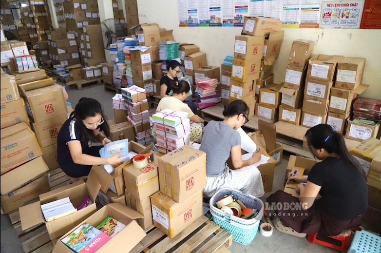 Nhân viên tại kho sách chuẩn bị đầy đủ sách giáo khoa được đặt trước để gửi về các đơn vị đã đăng ký. Ảnh: Tường Vân 