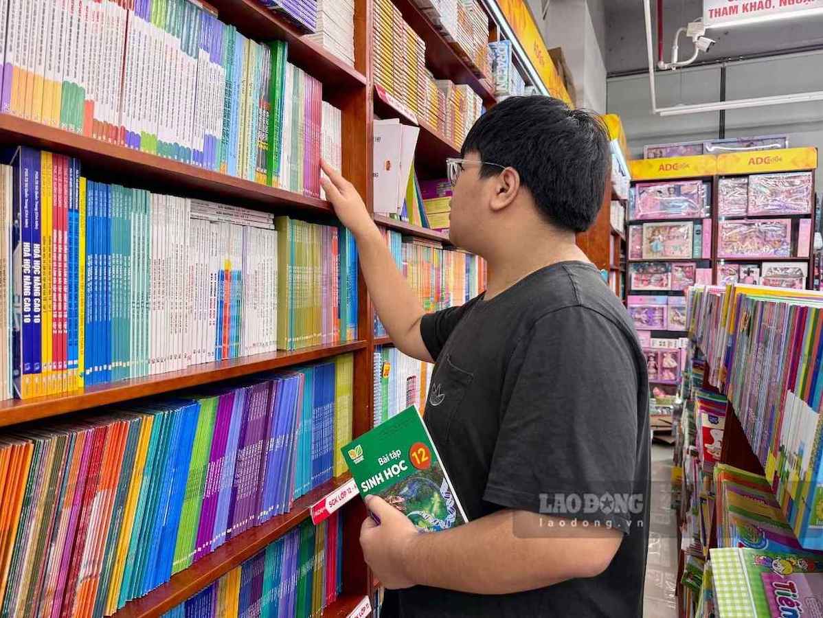 Phụ huynh, học sinh tìm mua sách giáo khoa trước ngày khai giảng. Ảnh: Phương Anh