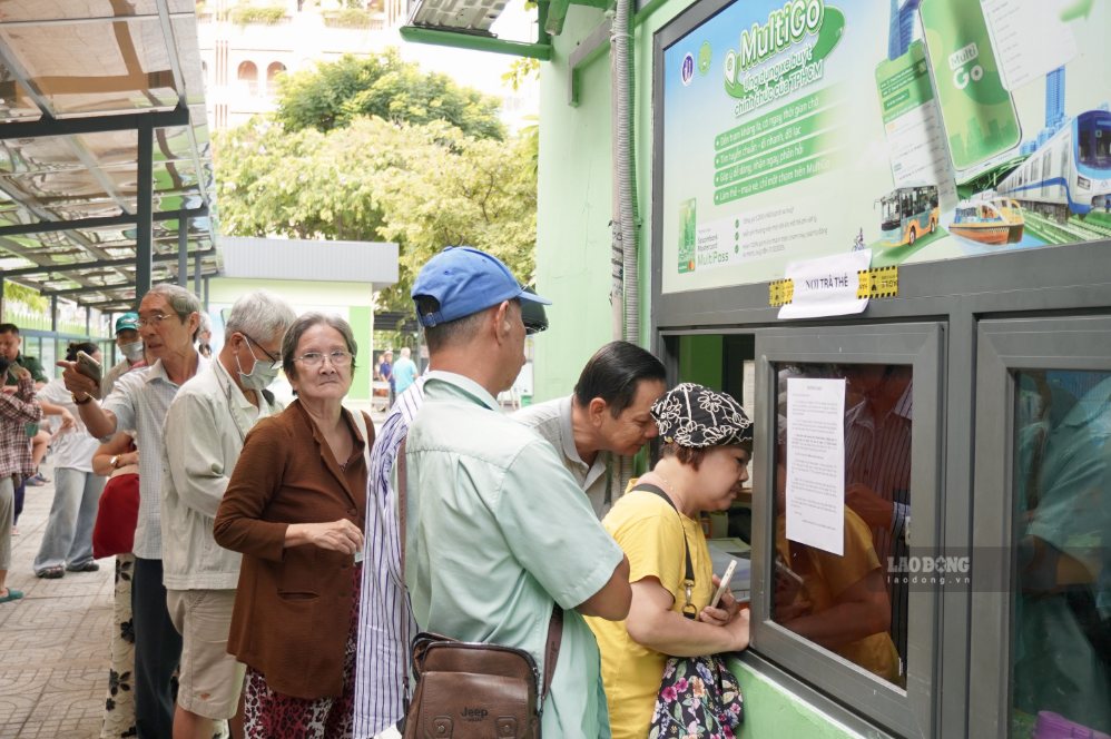 Người dân xếp hàng chờ nhận thẻ giao thông công cộng TPHCM. Ảnh: Như Quỳnh