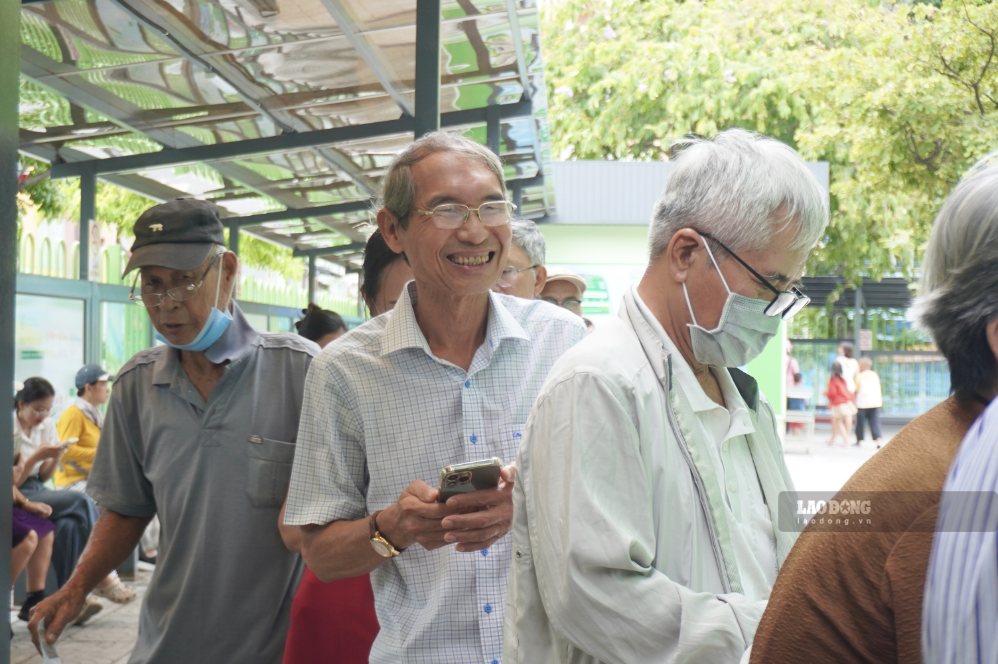 La gente hace fila con entusiasmo para recibir tarjetas de transporte público, sorprendida por una tarjeta que utiliza muchos vehículos. Foto: Nhu Quynh