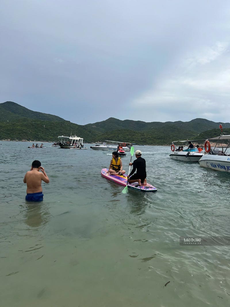 Du khách vui chơi tại Vĩnh Hy (xã Vĩnh Hải, tỉnh Khánh Hòa). Ảnh: Ngọc Hiến
