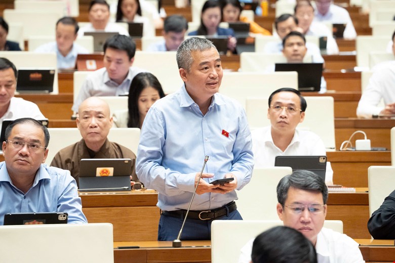 According to delegate Nguyen Lan Hieu, the mechanism to encourage hospital autonomy in rural and mountainous areas is revealing inadequacies, creating a burden for medical staff. Photo: Media of the National Assembly