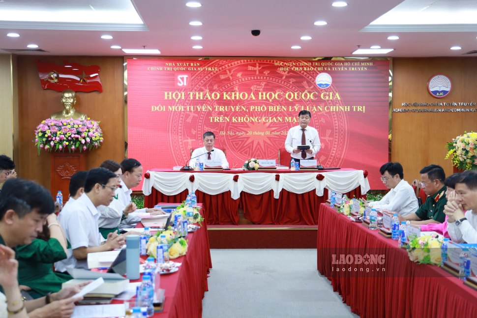 PGS.TS Phạm Minh Sơn - Giám đốc Học viện Báo chí và Tuyên truyền phát biểu tại Hội thảo. Ảnh: Trần Vương