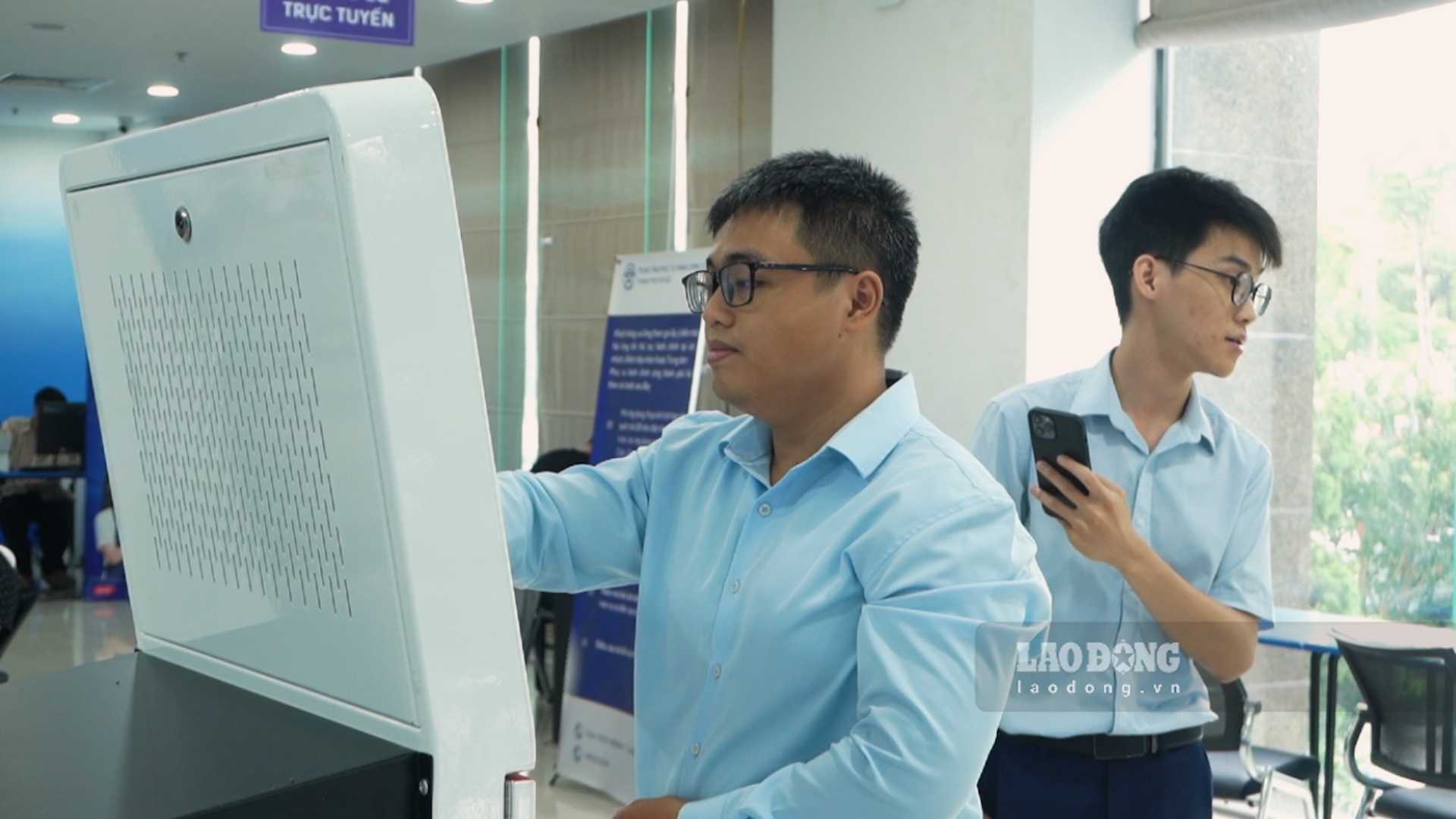 Người dân làm quen với cách làm thủ tục hành chính mới. Ảnh: An Phương