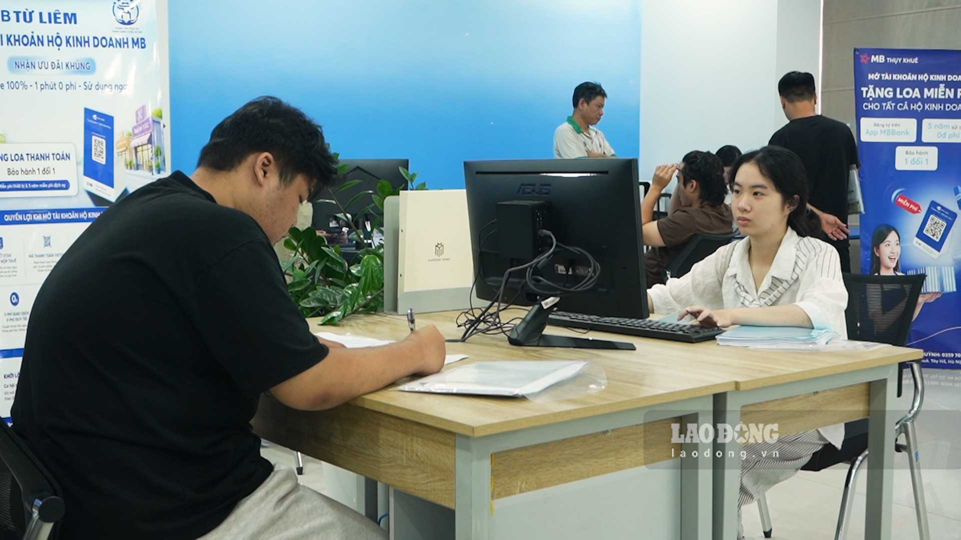 Hanoi people get used to digital administrative procedures. Photo: Trang Anh
