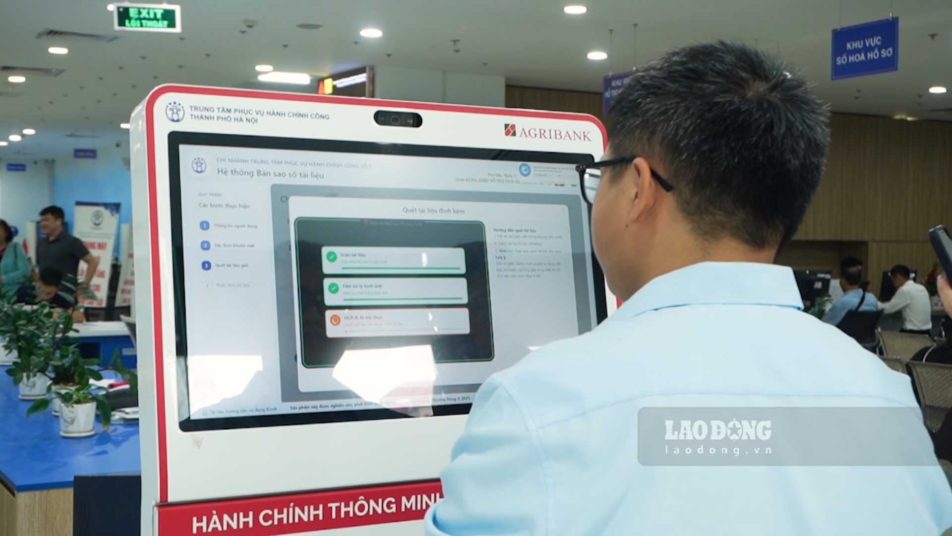 Ứng dụng công nghệ, đẩy nhanh giải quyết thủ tục hành chính. Ảnh: An Phương