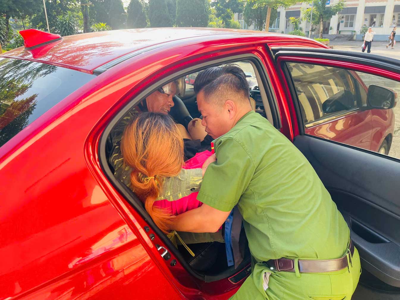 The mother and daughter were supported by Captain Nguyen Trung Nam to be taken to the hospital after the accident. Photo: Tuyen Quang Provincial Police