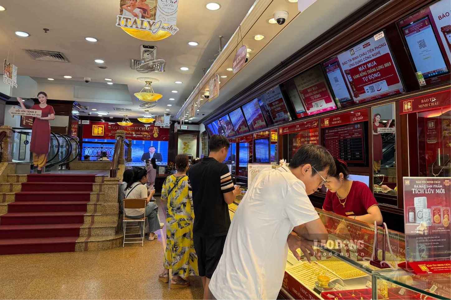 Giá vàng tăng mạnh, lượng khách đến mua và tham khảo giá tại cửa hàng đông đúc. Ảnh: Phương Anh
