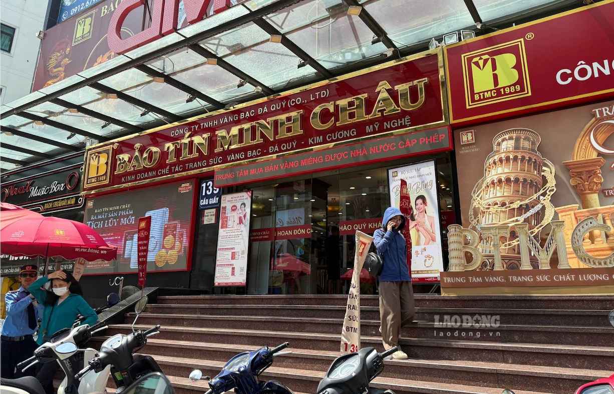 Người dân đến giao dịch vàng tại một cửa hàng trên đường Cầu Giấy, Hà Nội. Ảnh: Hà Lê  