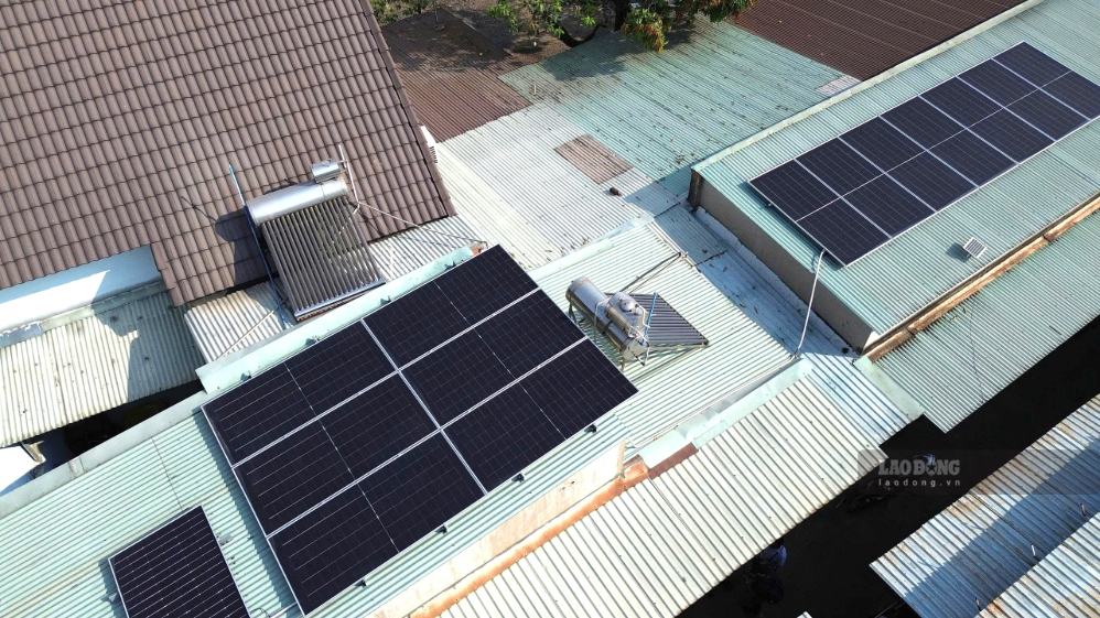 Many households in Dong Nai choose to install rooftop solar power systems. Photo: HAC