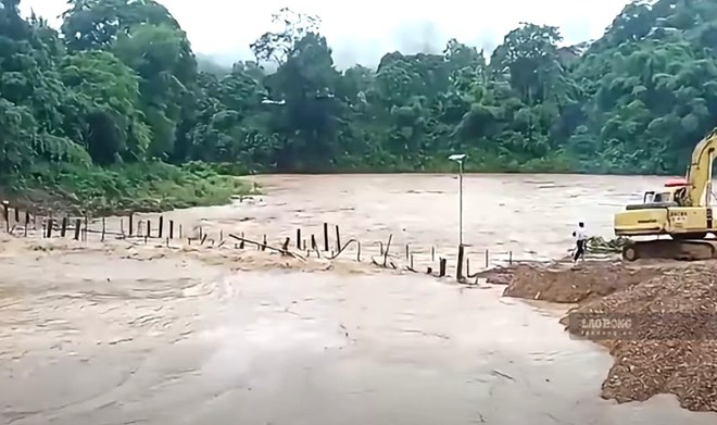 Lũ cuốn trôi cầu tạm ở Nghệ An, gần 1.300 người bị cô lập