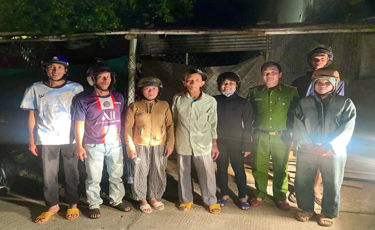 Tuy An Bac Commune Police, Dak Lak province found Mr. Nguyen Van Ba when he was lost, more than 20 km from his house. Photo: Tuy An Bac Commune Police