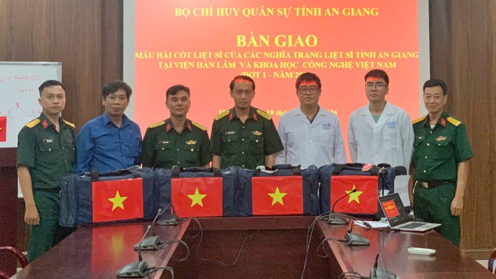 An Giang hands over 598 samples of martyrs' remains for DNA testing. Photo: An Giang Military Command