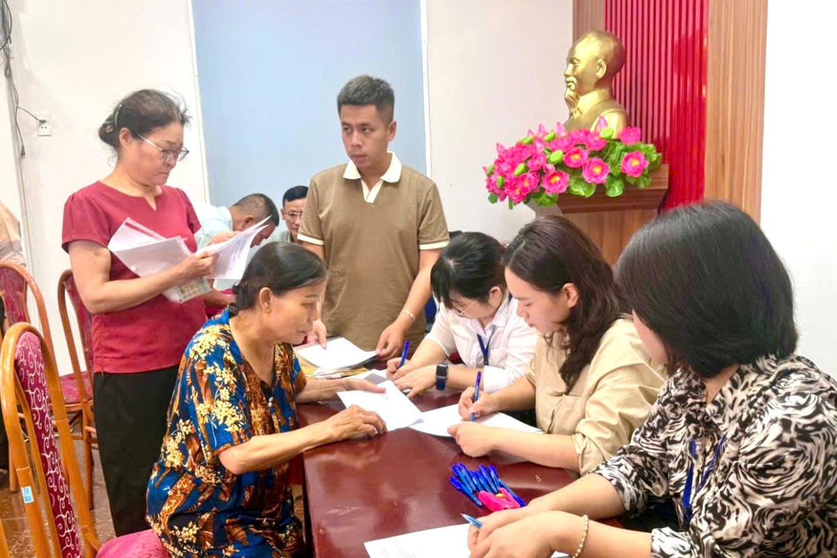 Households carry out land receipt procedures. Photo: Hai Phong e-Portal