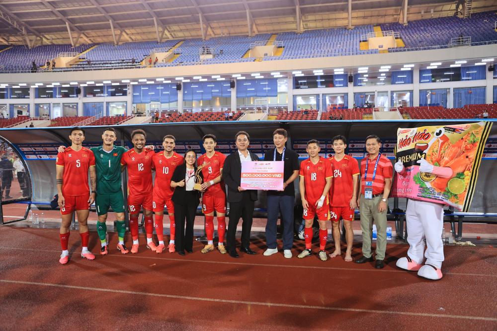 Hao Hao récompense immédiatement l'équipe vietnamienne de 500 millions de dongs. Photo: Acecook Vietnam