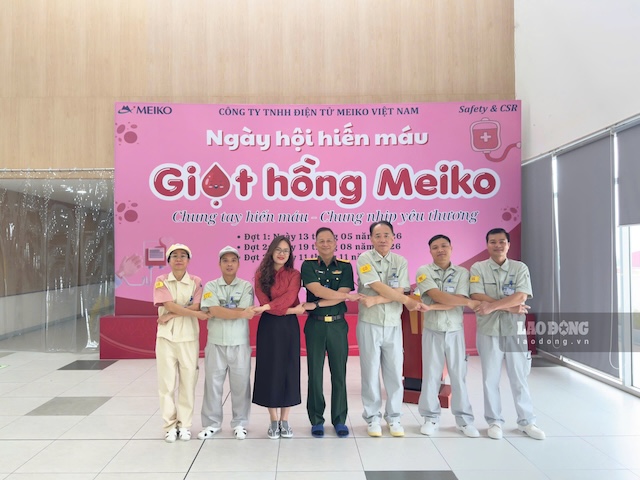 Mr. Tsuchibashi Akito - General Director of Meiko Electronics Vietnam Co., Ltd. (3rd from right) affirmed his support for the Trade Union and CSR Department to organize an annual voluntary blood donation program. Photo: Kieu Vu