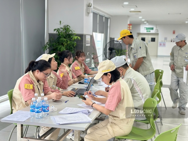 Đoàn viên, người lao động Công ty TNHH Điện tử Meiko Việt Nam làm thủ tục hiến máu tình nguyện tại Ngày hội hiến máu Giọt hồng Meiko đợt 2 năm 2026. Ảnh: Kiều Vũ