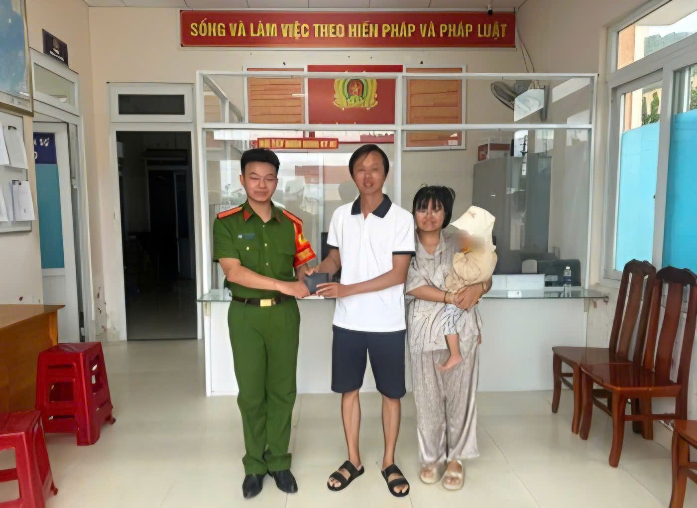 D'Ran Commune Police return property picked up by Mr. Minh to the person who dropped it. Photo: D'Ran Commune Police