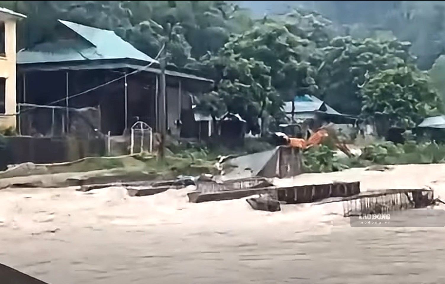 Las inundaciones sumergieron el puente de aliviadero sobre la aldea de Xốp Nặm, comuna de Tam Thái (Nghệ An), dejando a 5 aldeas temporalmente aisladas y aisladas. Foto: Phạm Chung